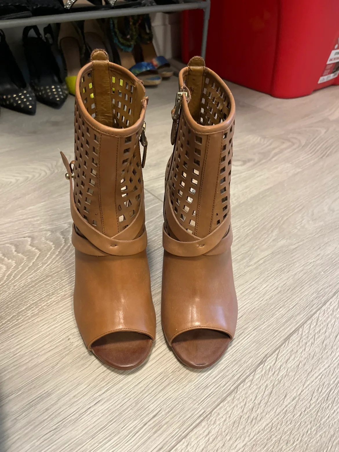 Guess Heels image indicator(2)