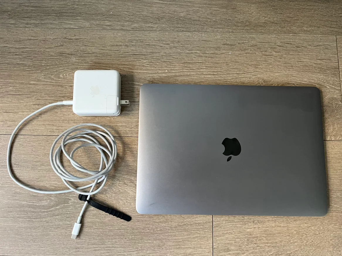 MACBOOK PRO 2017 13 INCH WITH CHARGER thumbnail