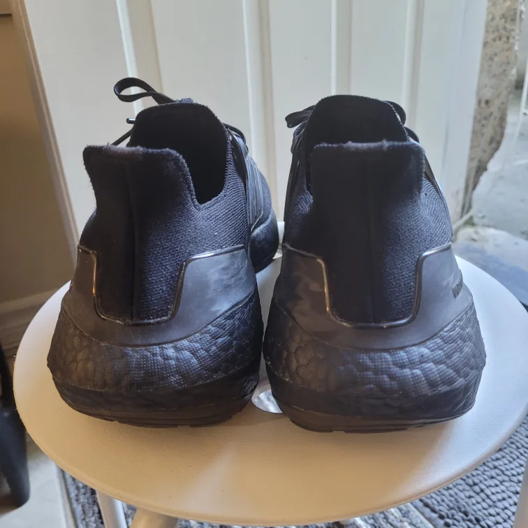 Adidas Ultraboost 22 Running Shoes sz 11 image indicator(3)