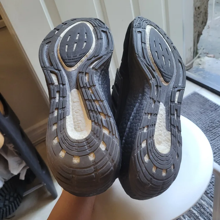 Adidas Ultraboost 22 Running Shoes sz 11 image indicator(4)