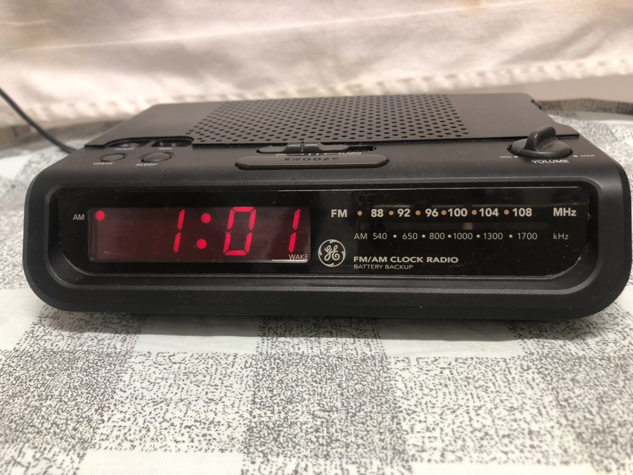 GE AM/FM Clock Radio - photo 2