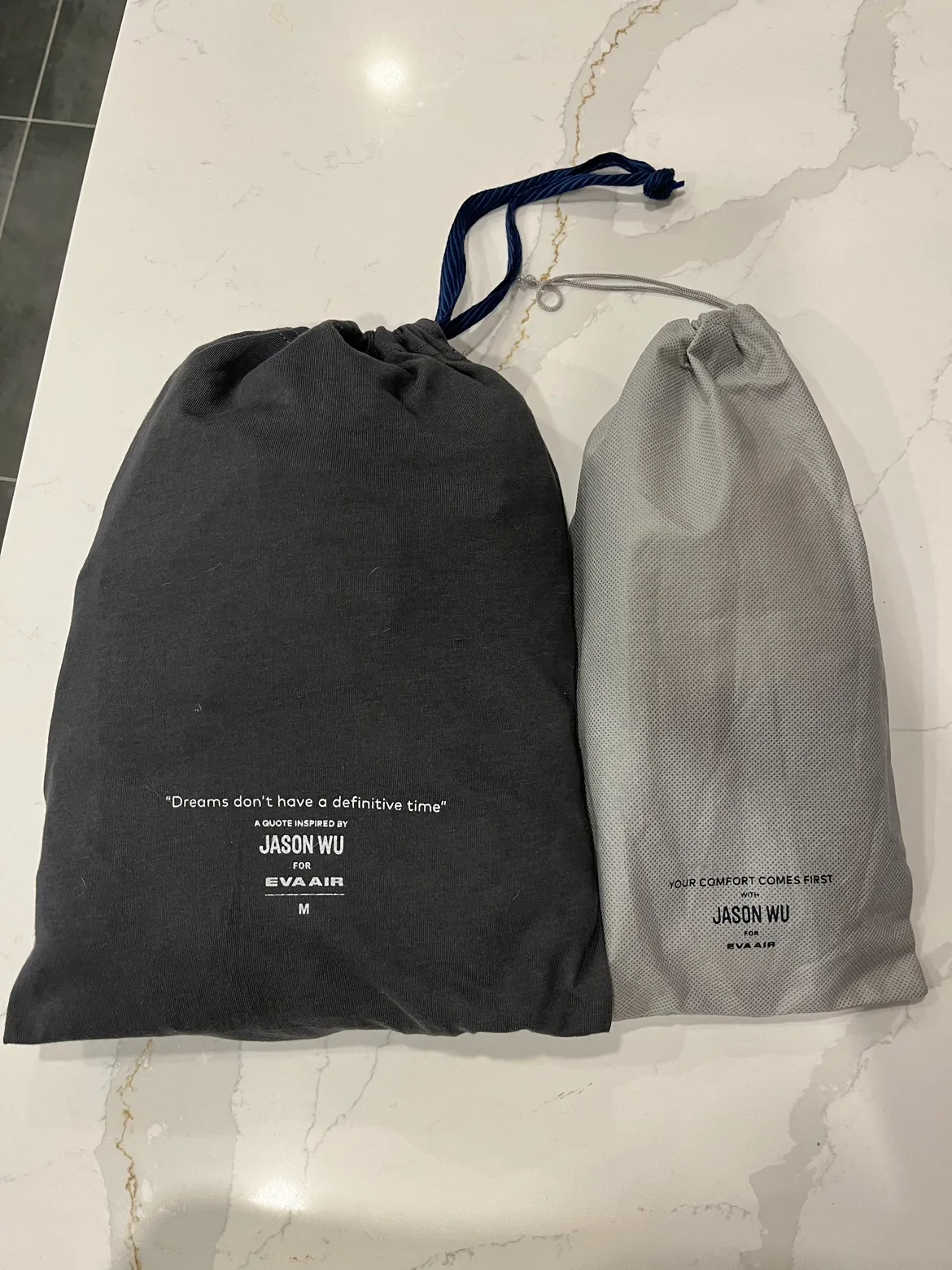 Eva Air Business Class PJ set with slippers (NEW) image indicator(3)