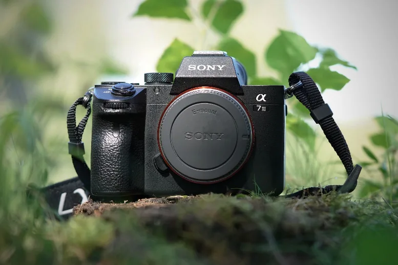 Sony Alpha 7 III Mirrorless Camera with 24-105mm Lens image indicator(4)