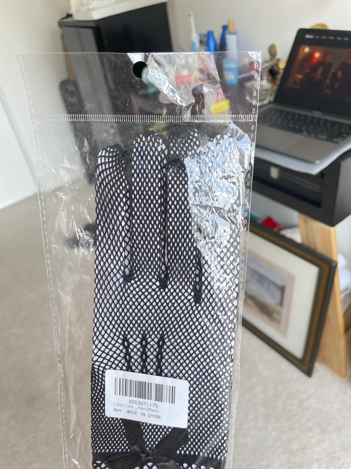 Black Gloves and Hat Accessory image indicator(3)