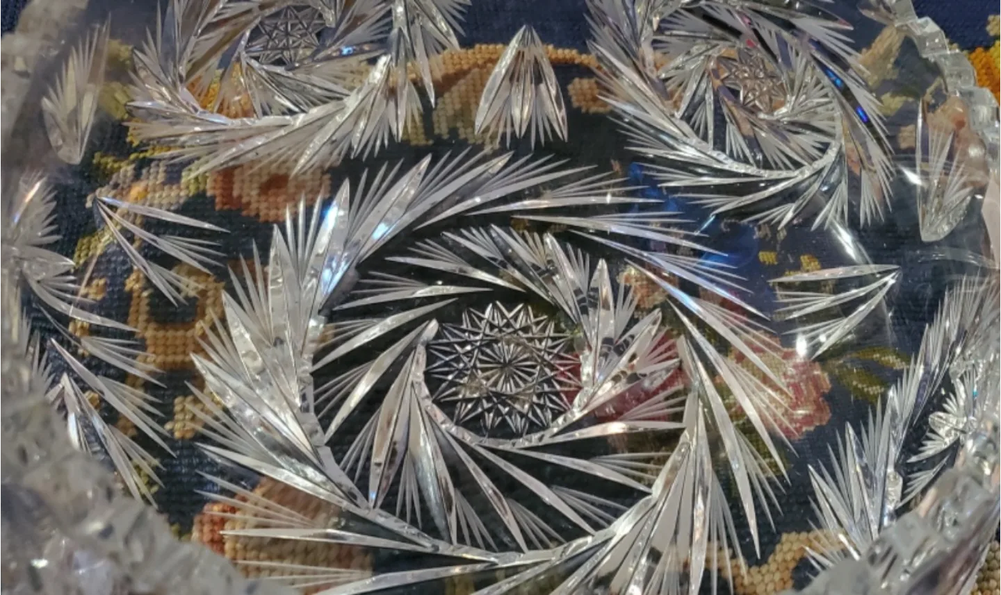 Vintage  Large Crystal Cut Bowl image indicator(3)