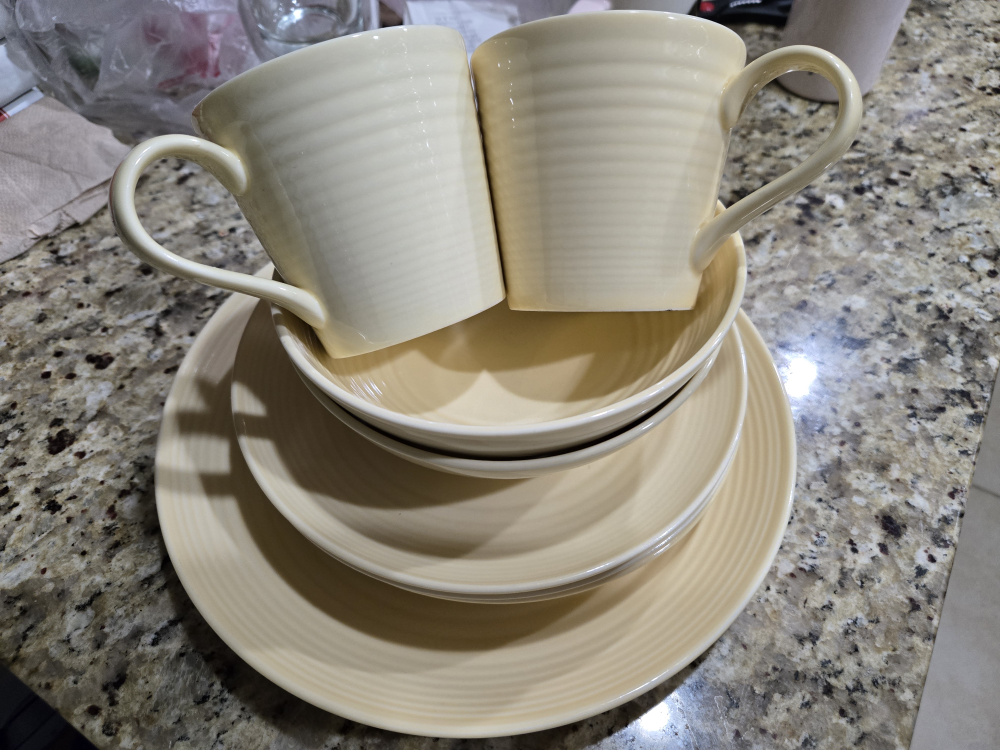 cute Set of 2Bowls 4plates and 2Mugs - photo 2