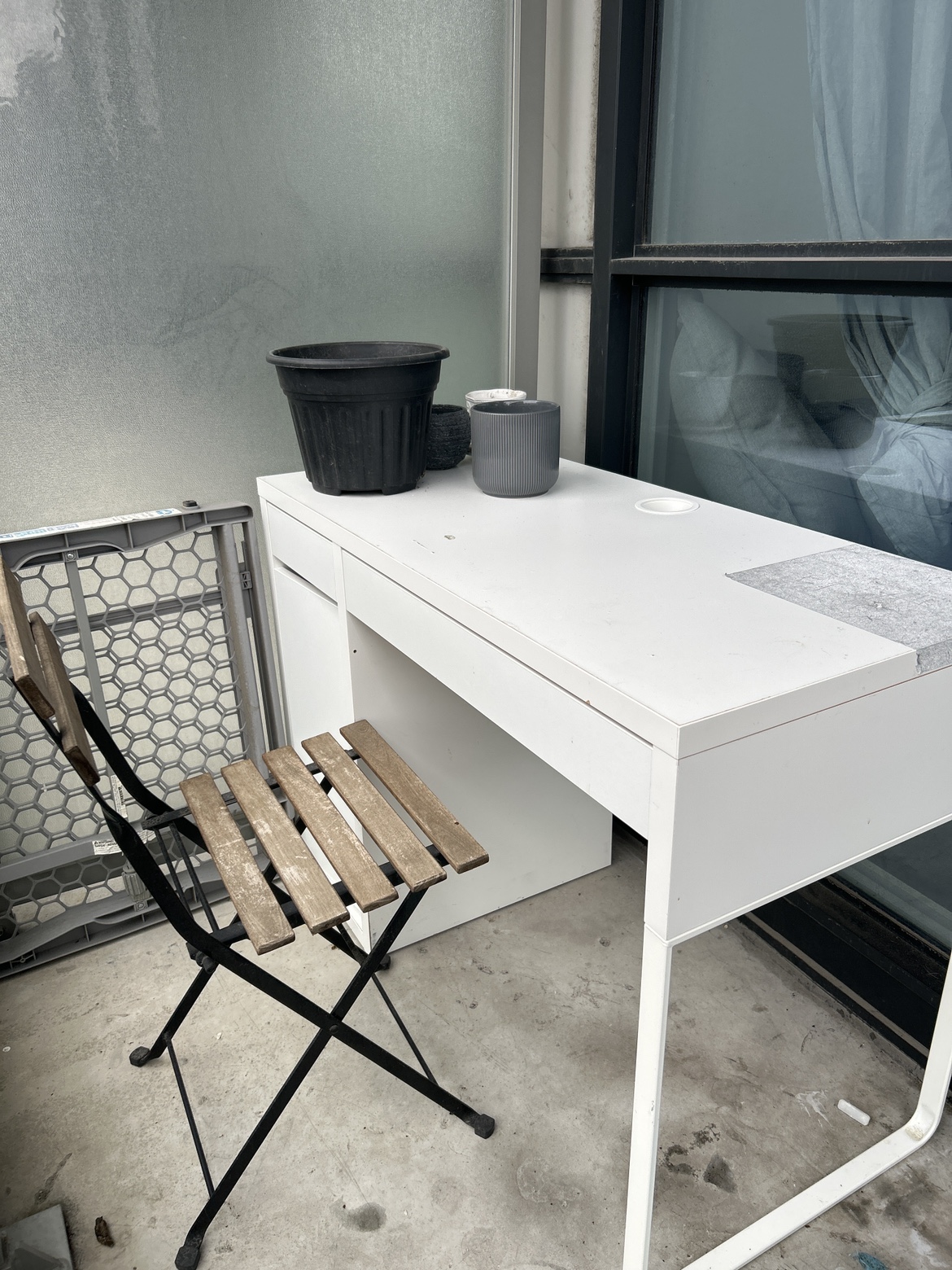 DESK & CHAIR