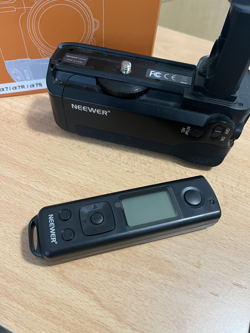 Neewer Battery Grip & Remote Shutter