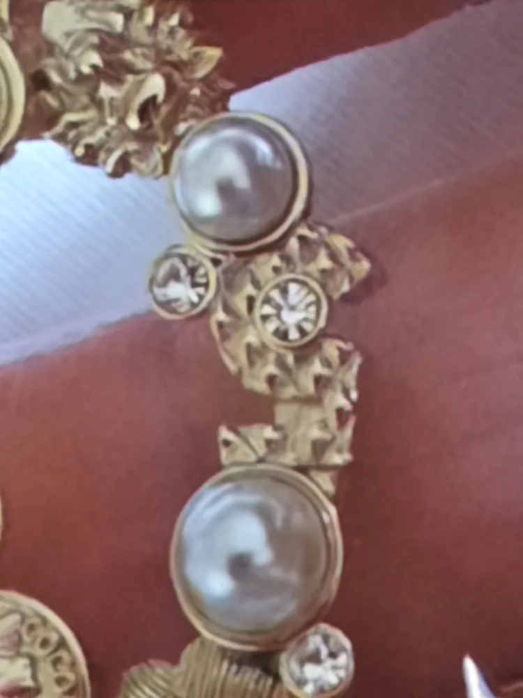 Chanel brooch image indicator(4)