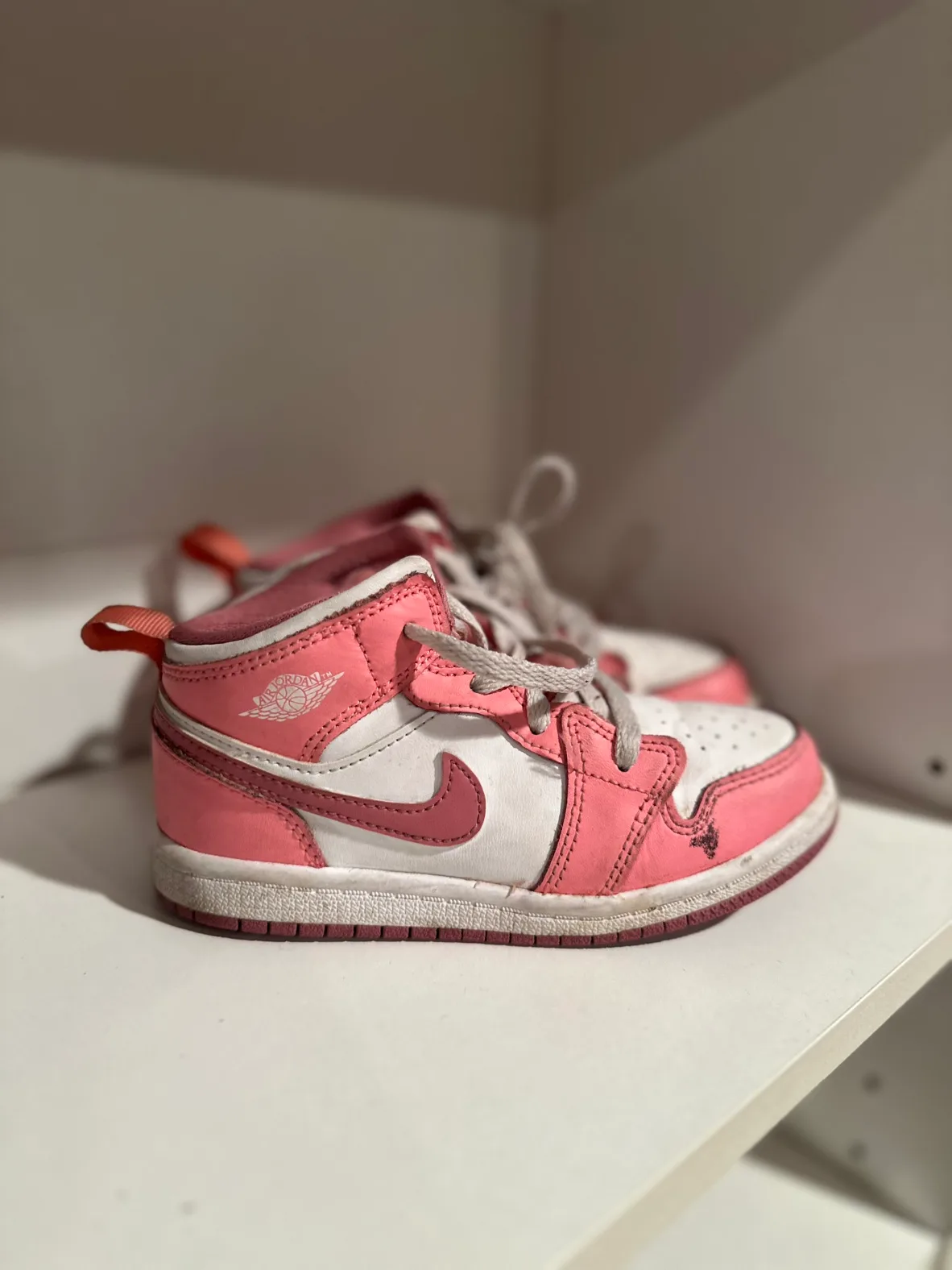 Air Jordan 1 Mid Pink thumbnail