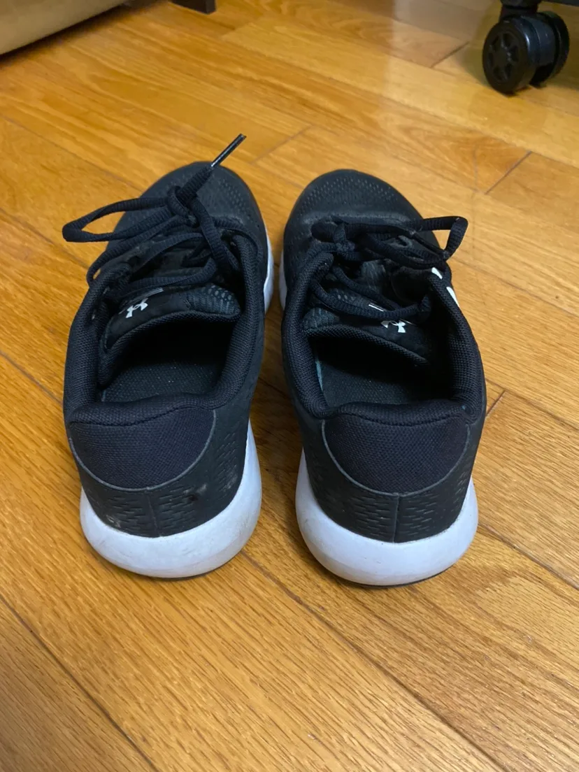 Under Armour Running Shoes (size 8.5) image indicator(2)