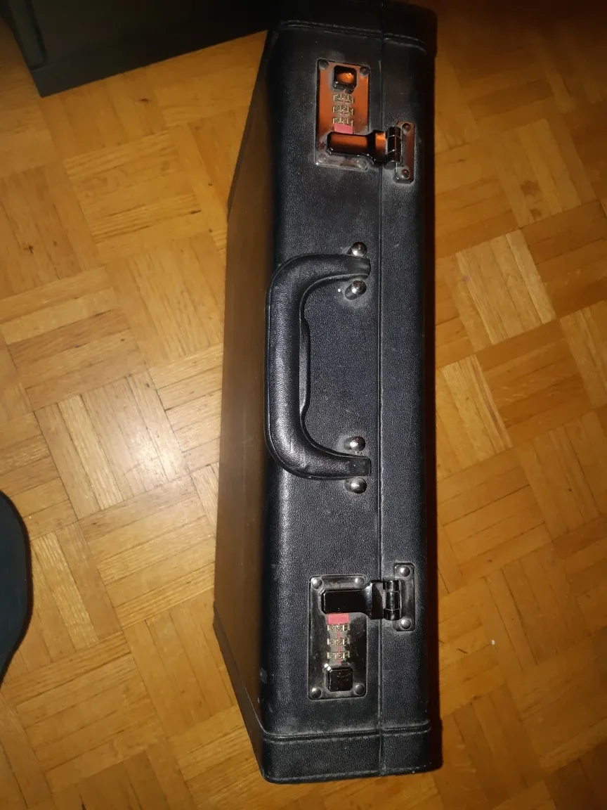 Black leather Lockable Briefcase image indicator(2)
