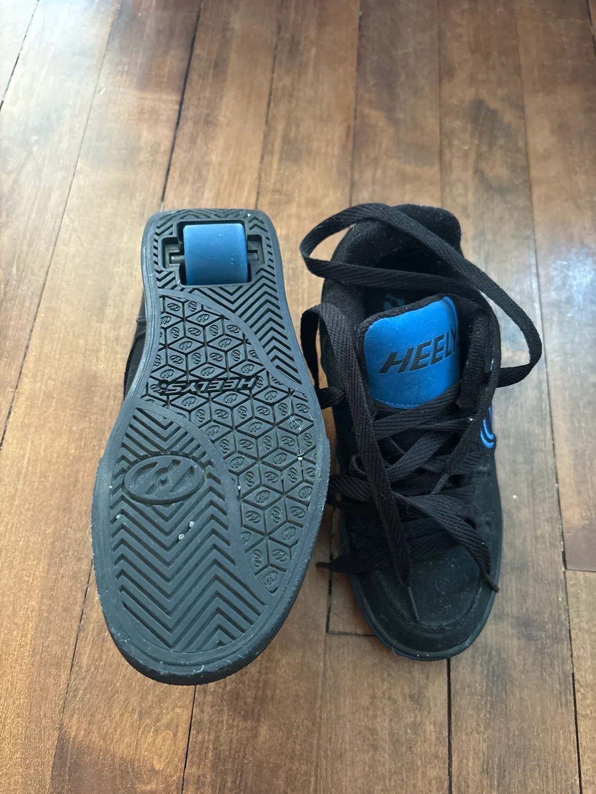 Heely's Roller Shoes image indicator(2)