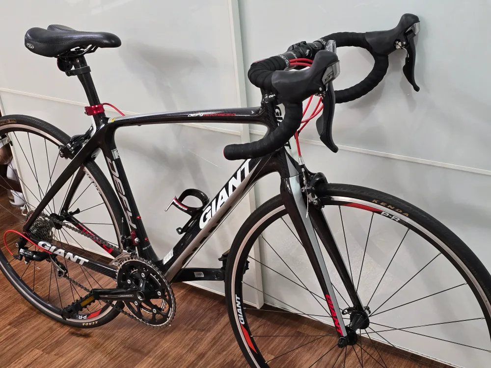 Giant Defy Advanced Carbon Fiber medium 5'7"-5'11" Road Bike image indicator(4)