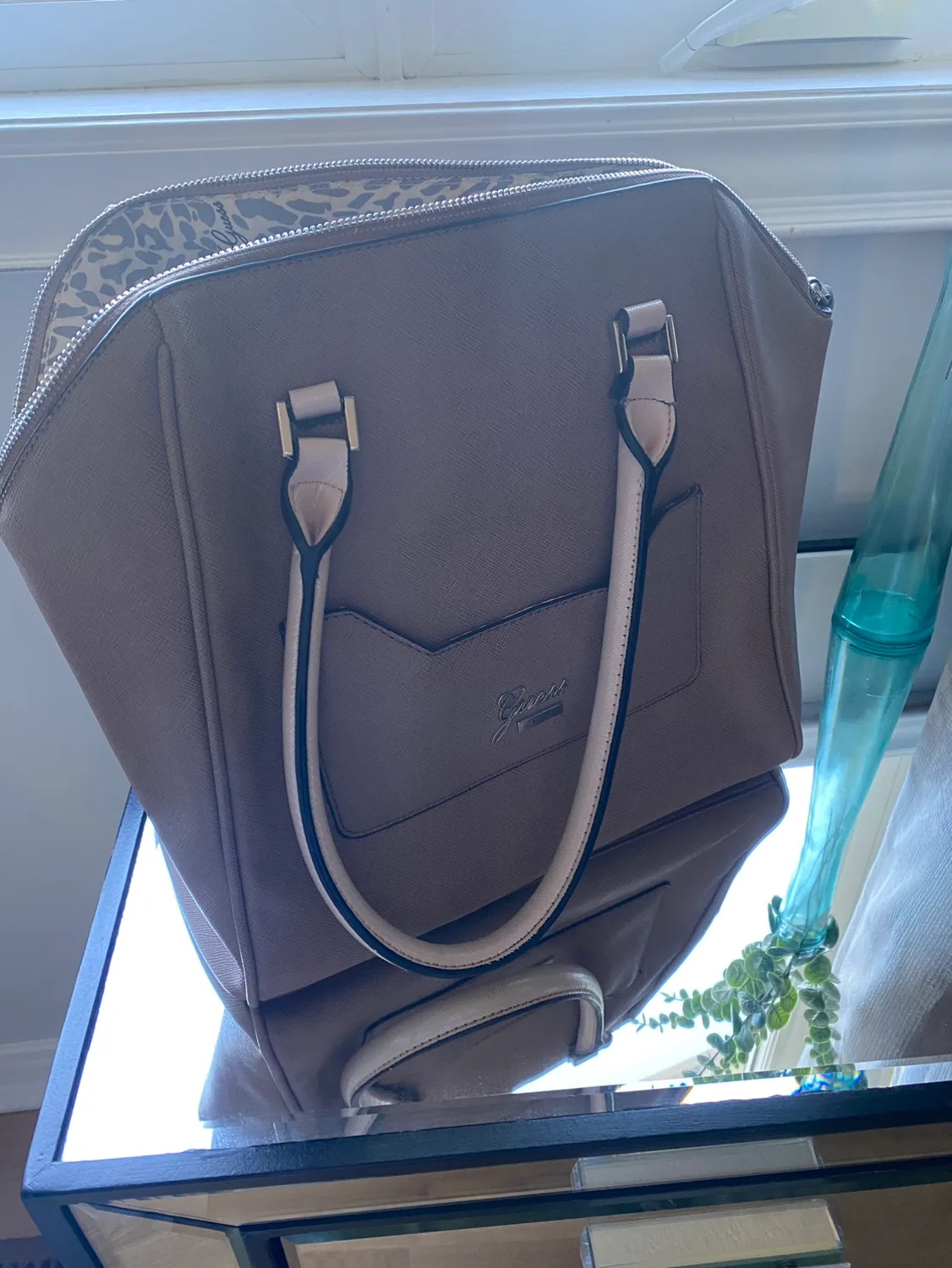 Guess purse image indicator(2)