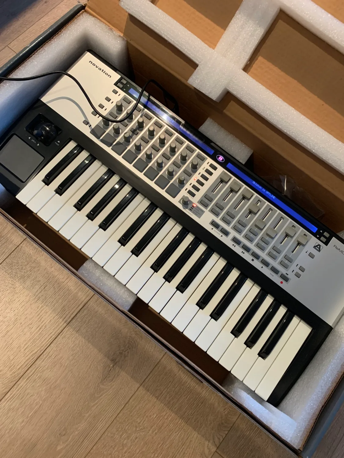 Novation Remote 37SL MIDI Controller image indicator(3)