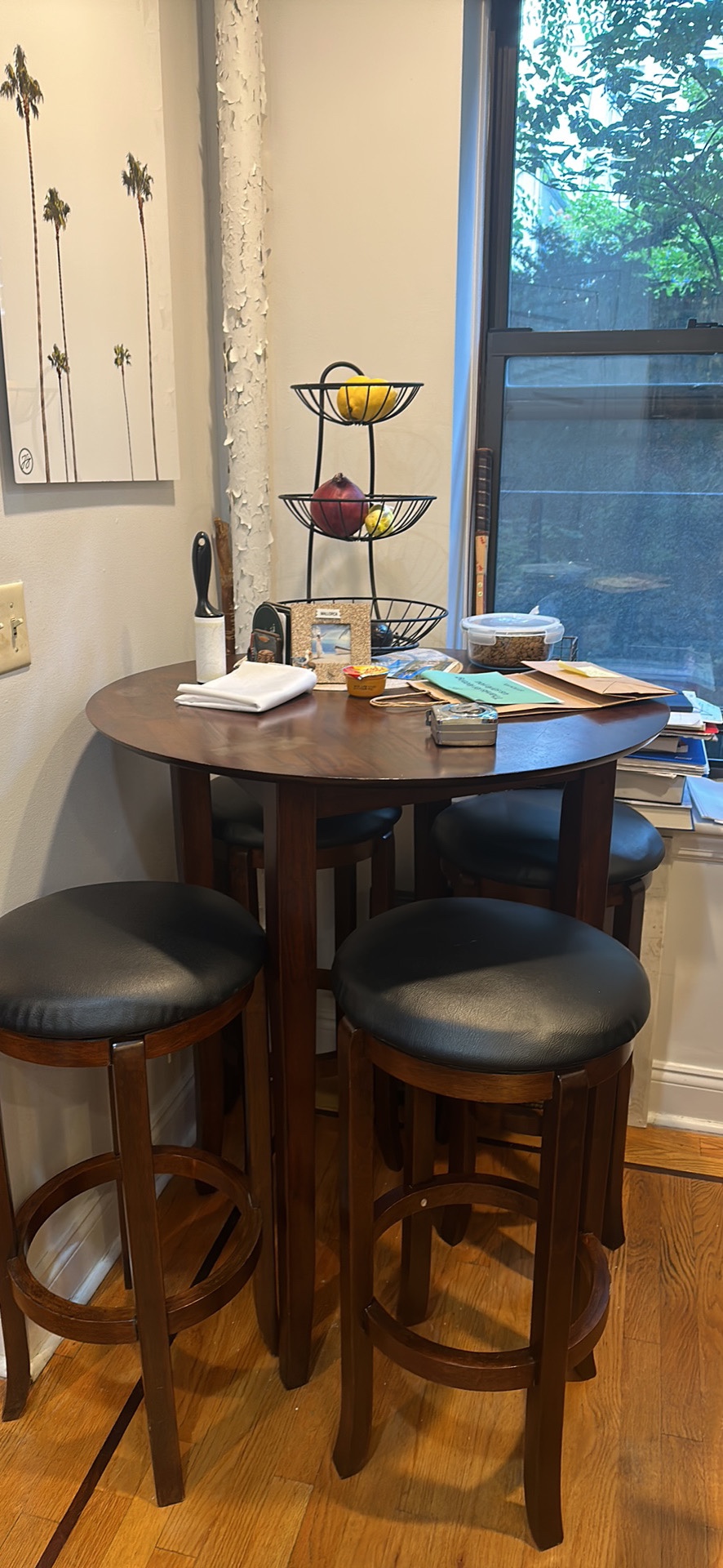 Round Table and 4 Stools