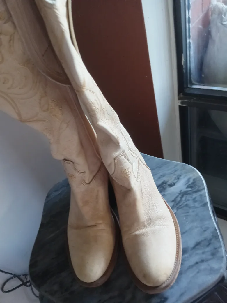 White Leather Cowboy Boots image indicator(5)