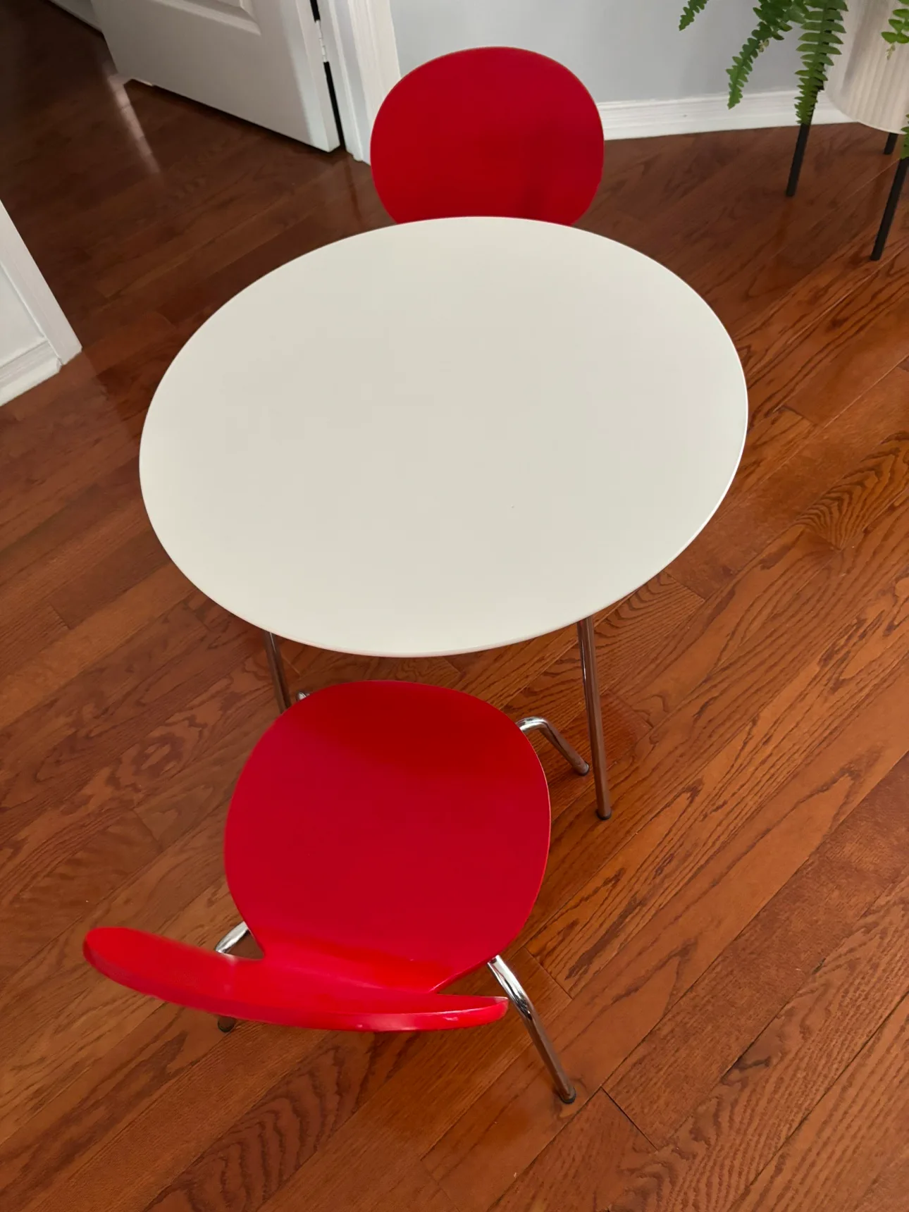 Kids Retro Table and Chairs image indicator(4)