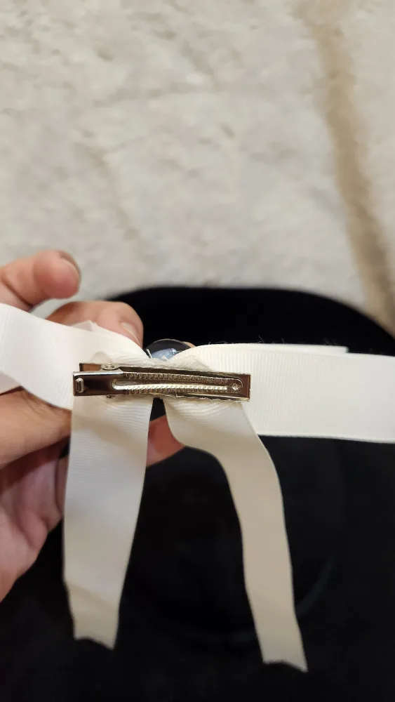 white bow hairclip image indicator(2)