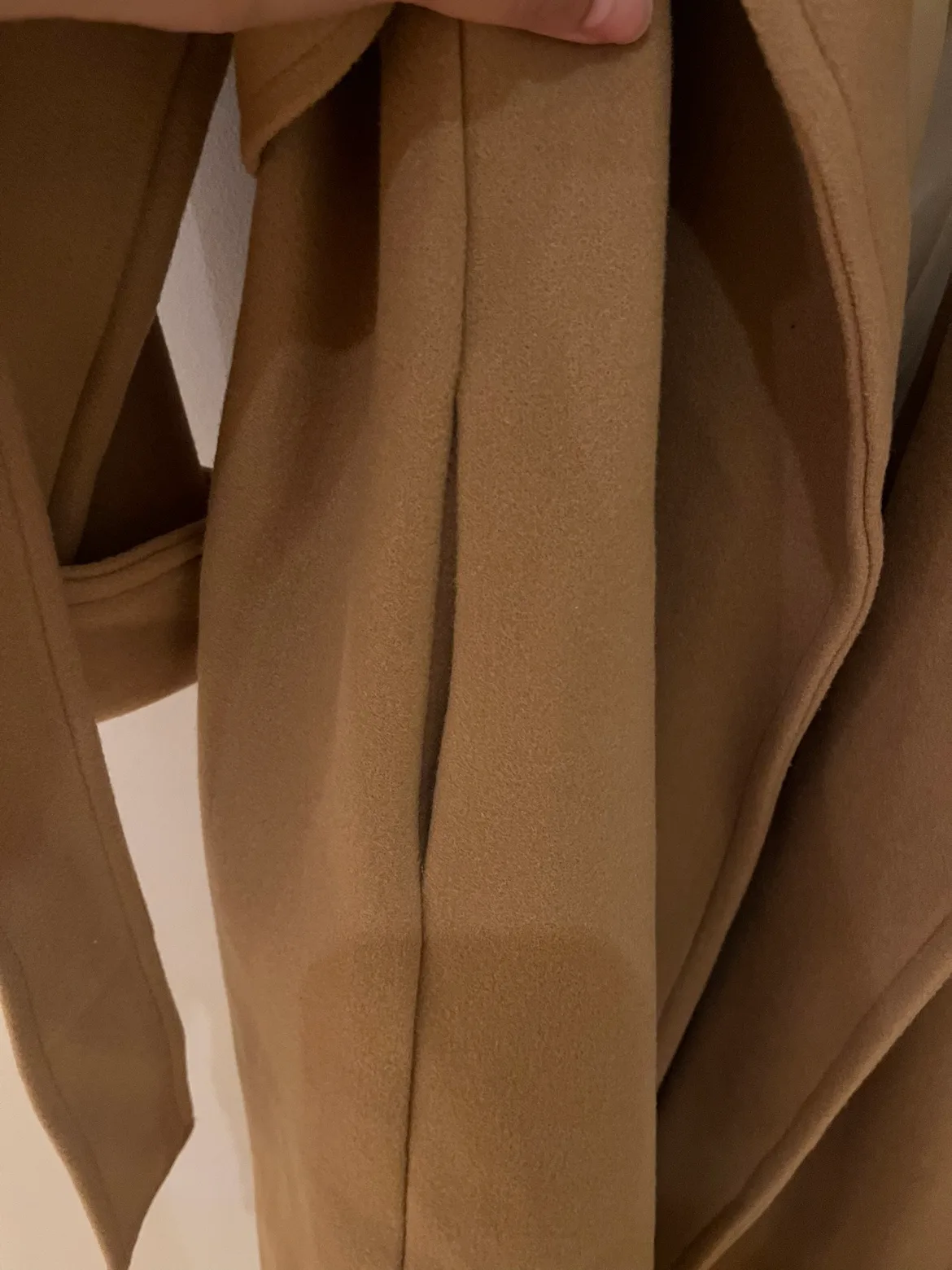 Unisex camel coat with belt L-XL image indicator(4)