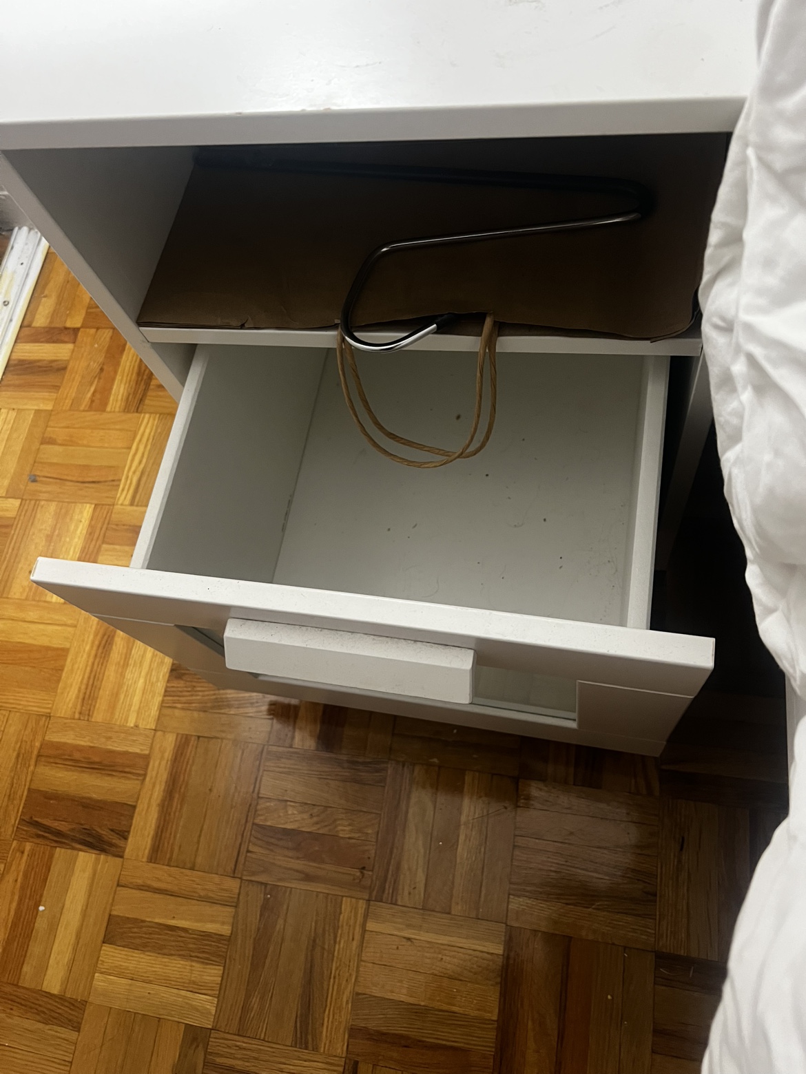 🩷 MOVING SALE 🩷 White Nightstand - photo 3