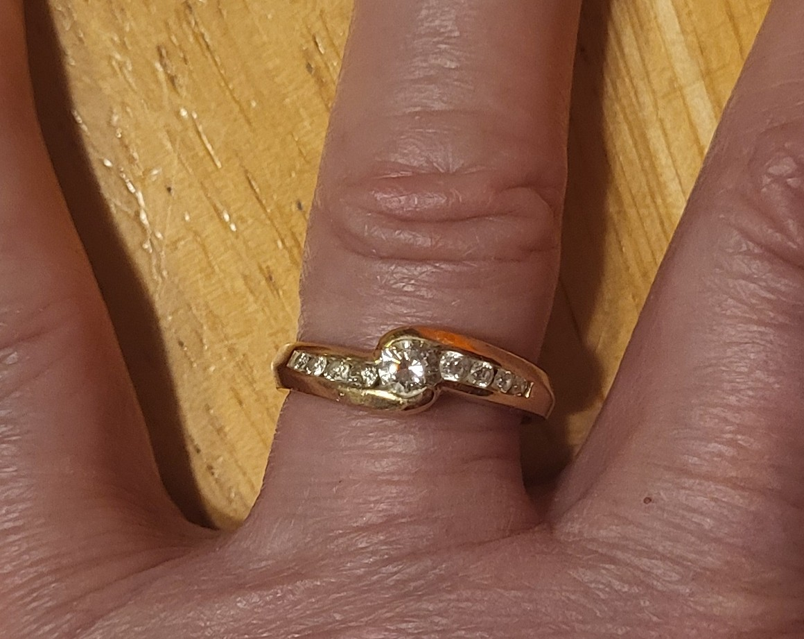 Gorgous Gold Diamond Ring