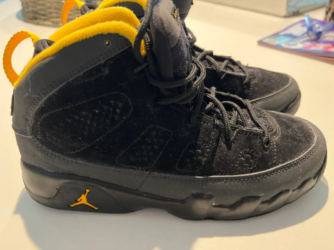 Youth Jordan Sneakers image indicator(2)