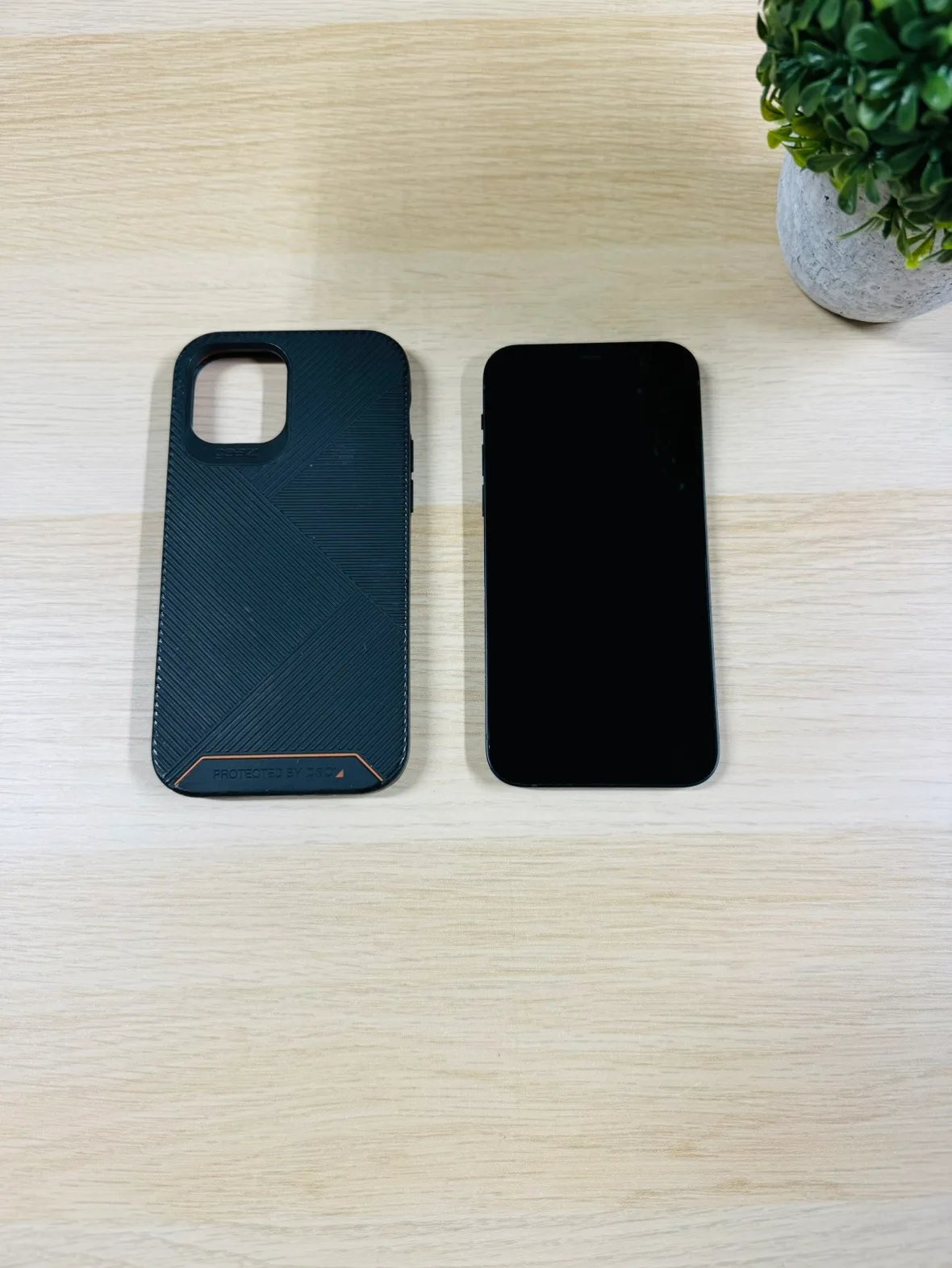 Apple iPhone 12 - 64GB Black ( UNLOCKED ) Mint Condition thumbnail