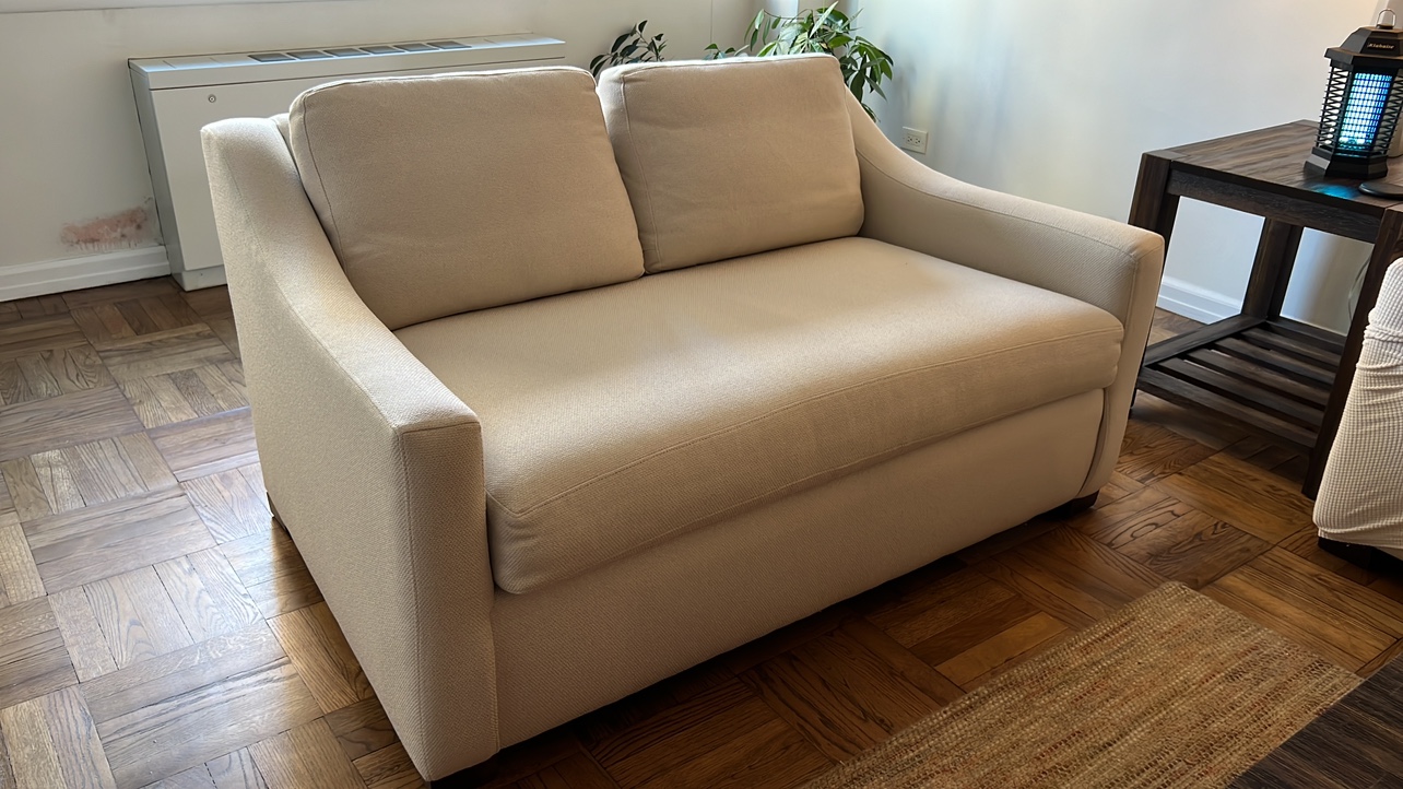 Living Room Bassett Sofa & loveseat - photo 3