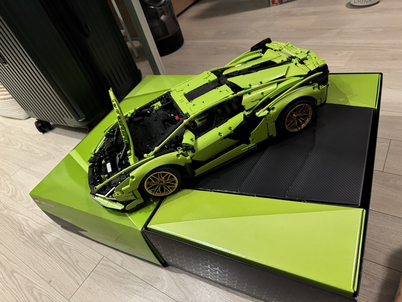LEGO Technic Lamborghini Sian - photo 3