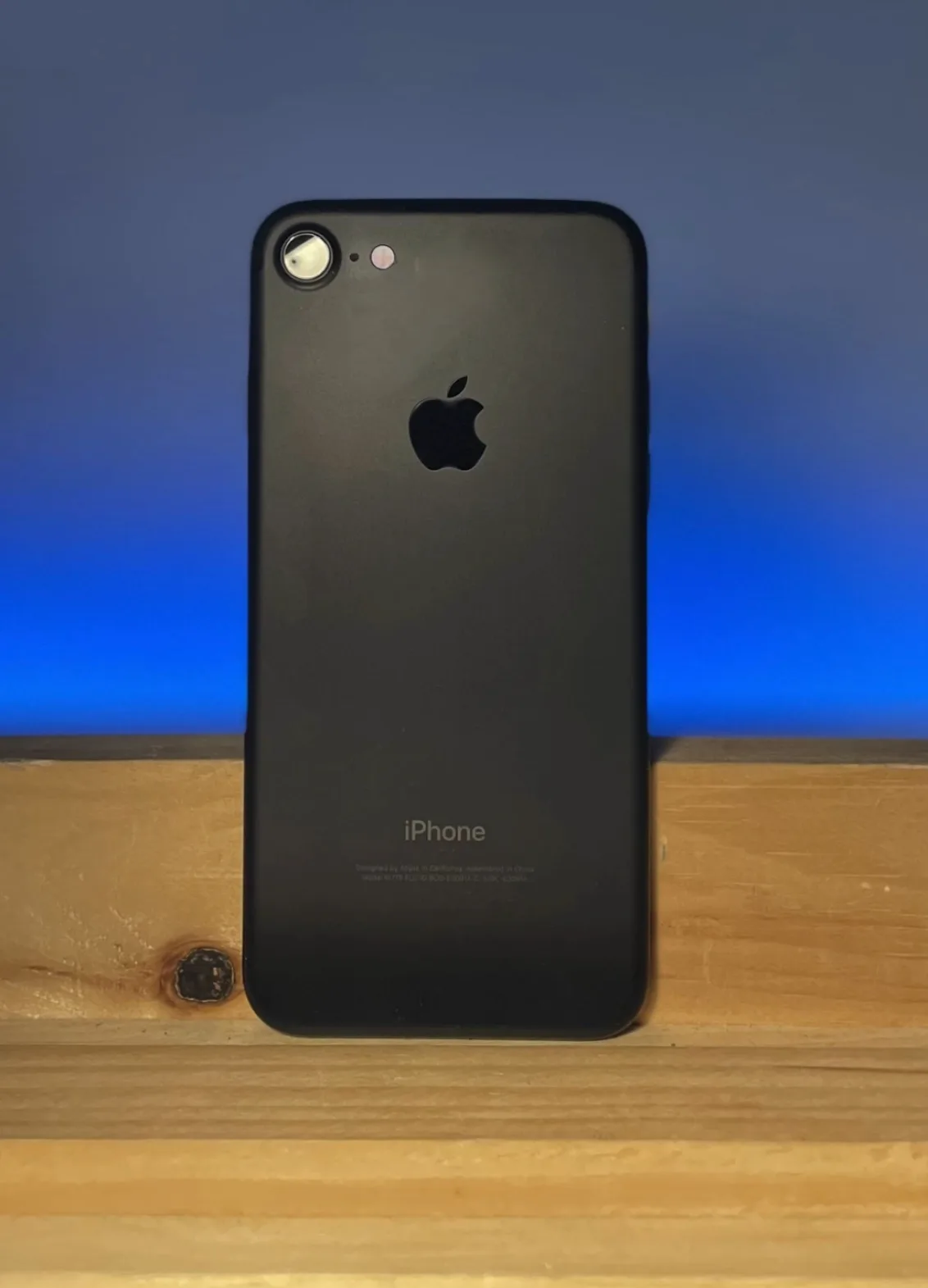 iPhone 7 Black 128GB + charger and case image indicator(2)