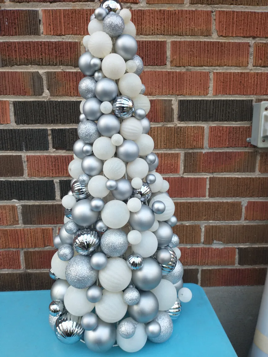 Silver and White Christmas Tree thumbnail