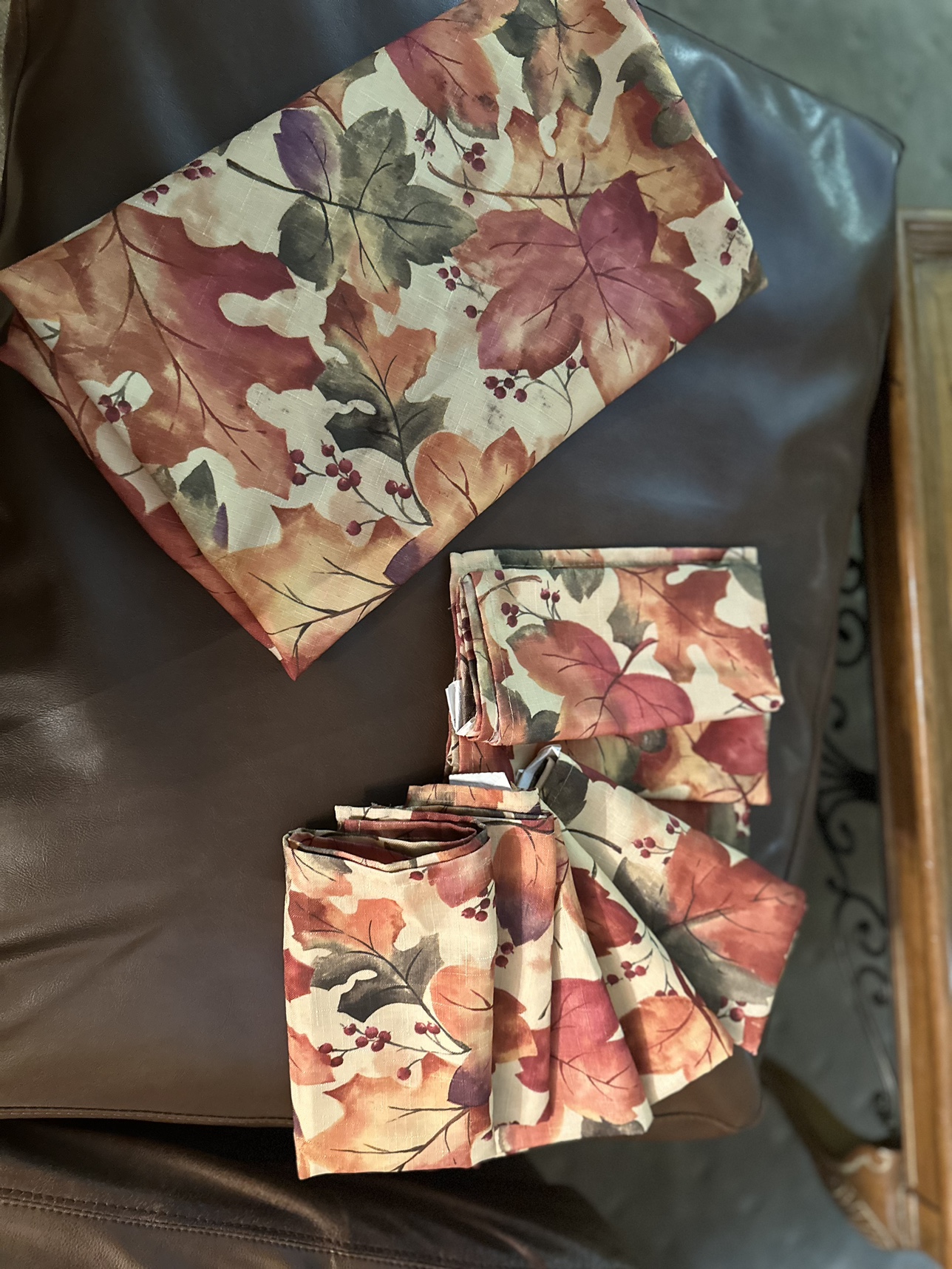Fall theme tablecloth with 8 napkins