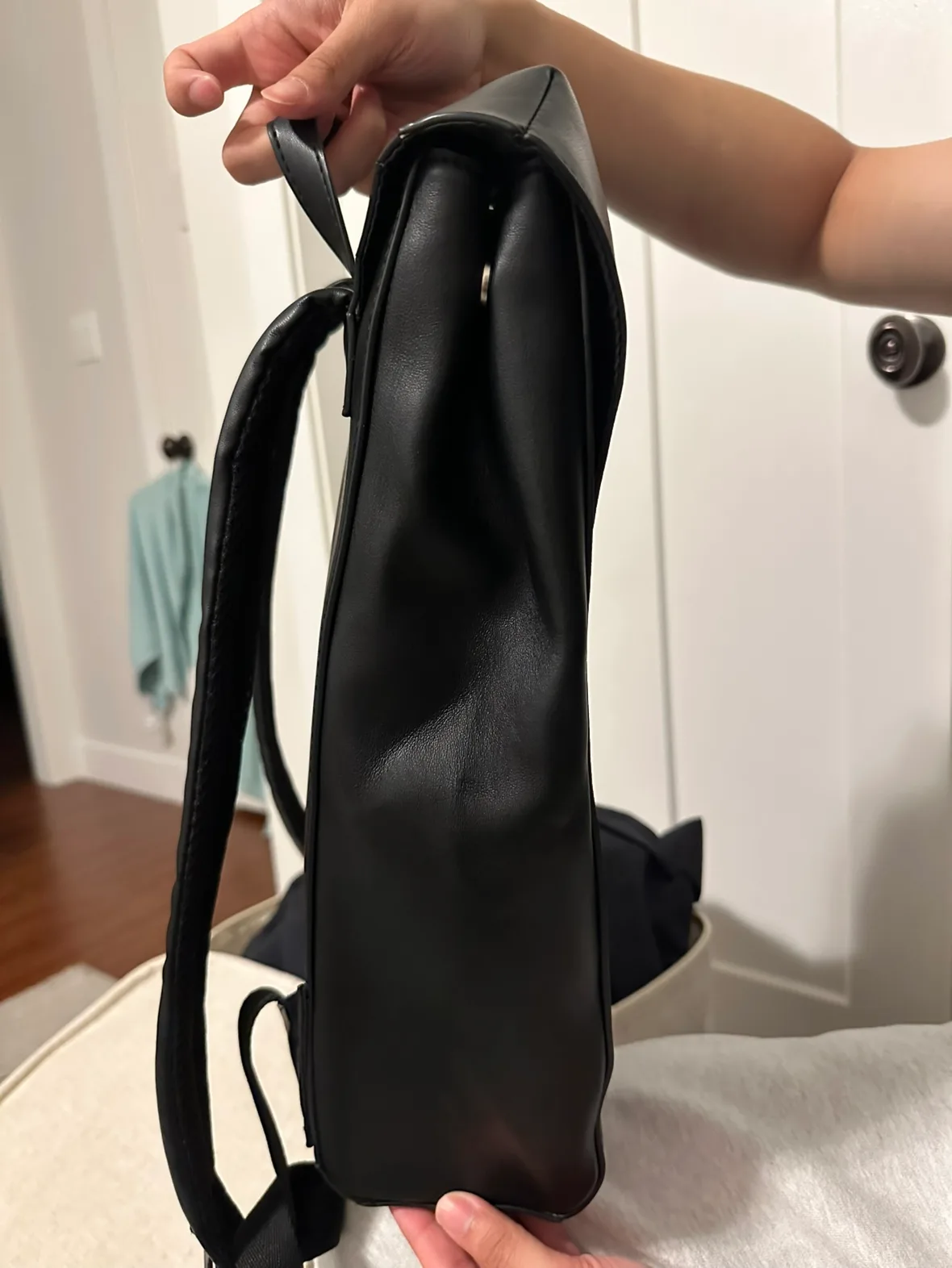 Black backpack image indicator(10)