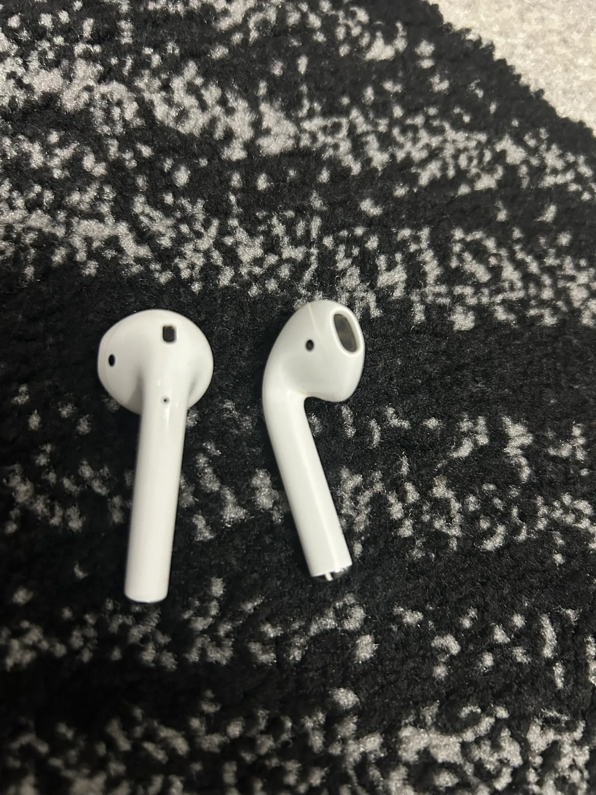 Apple AirPods 2nd Generation image indicator(2)