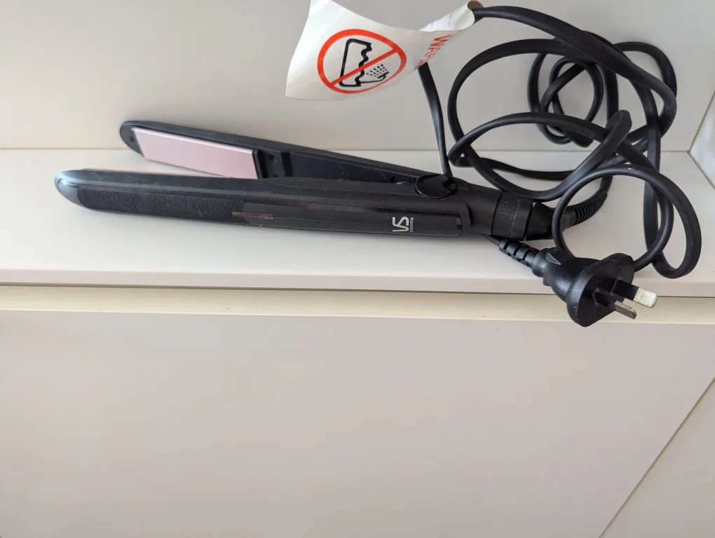 VS Hair Straightener with Australian Plug thumbnail