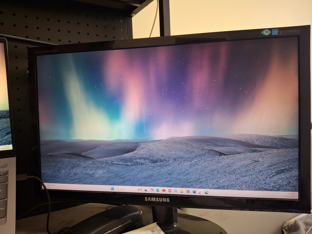 Samsung T350 22-inch Computer Monitor - photo 2