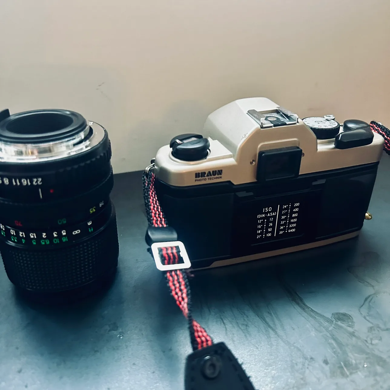 Like New Vintage Braun SR 2000 Camera with 28-70mm Lens image indicator(3)