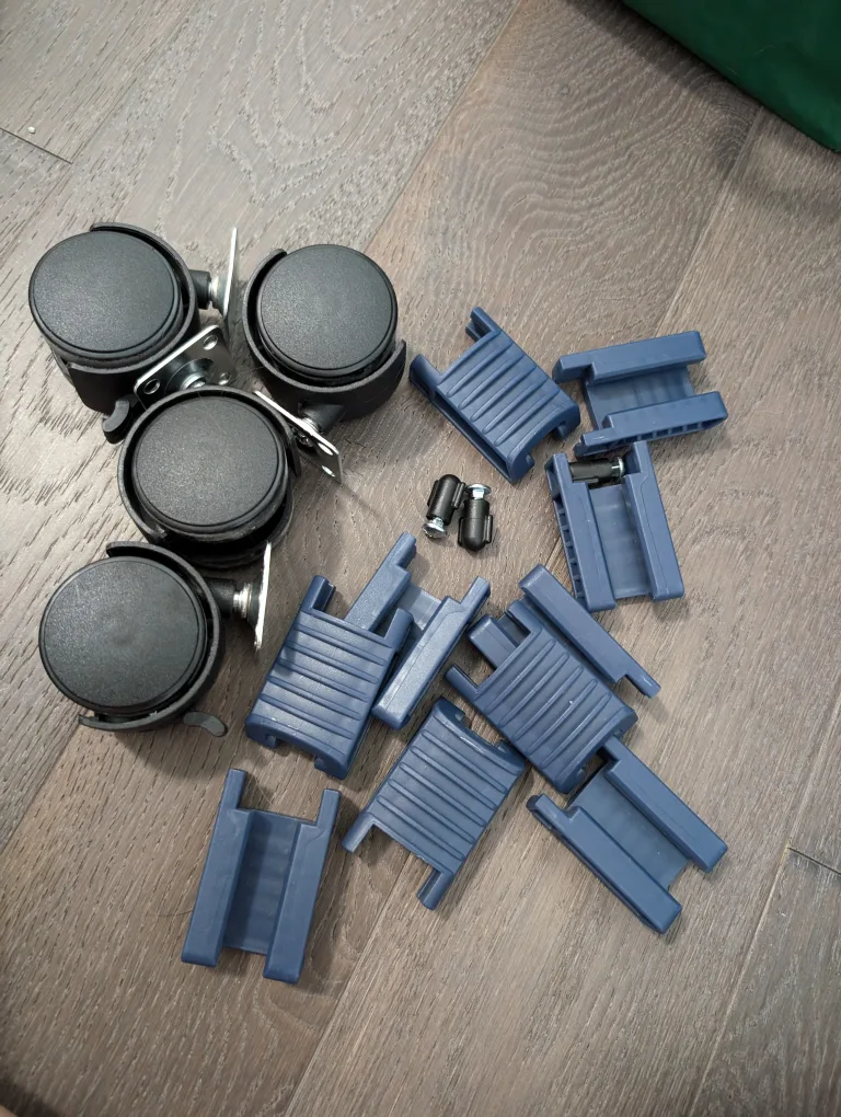 Pet carrier with wheels / crate / kennel image indicator(9)