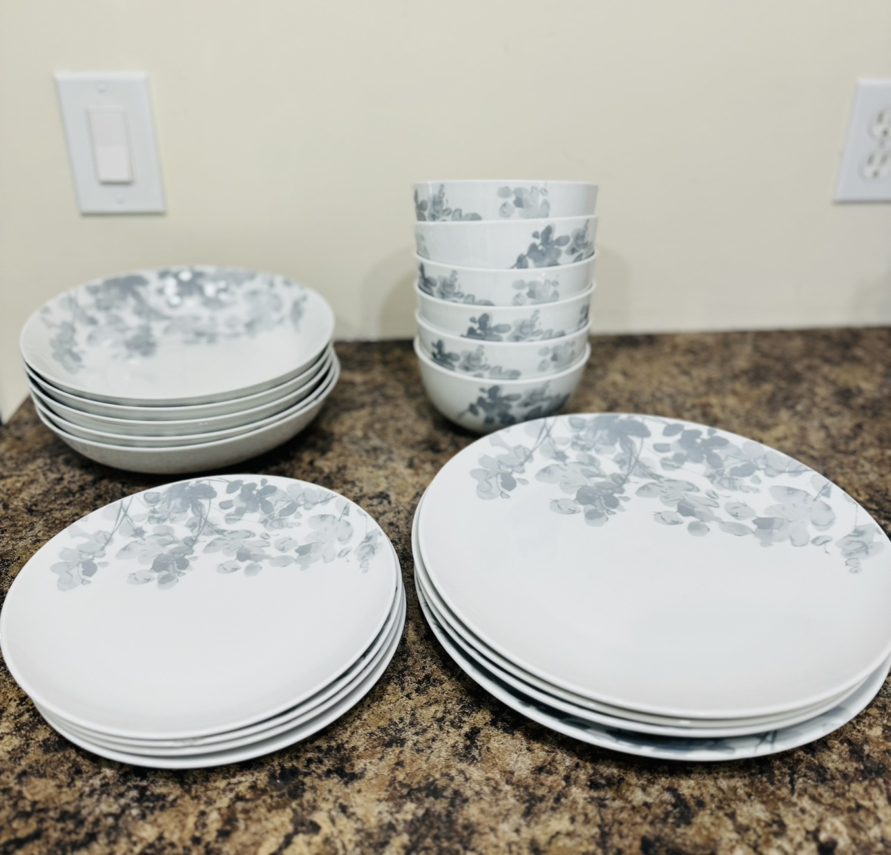 Plates and Bowls - photo 2
