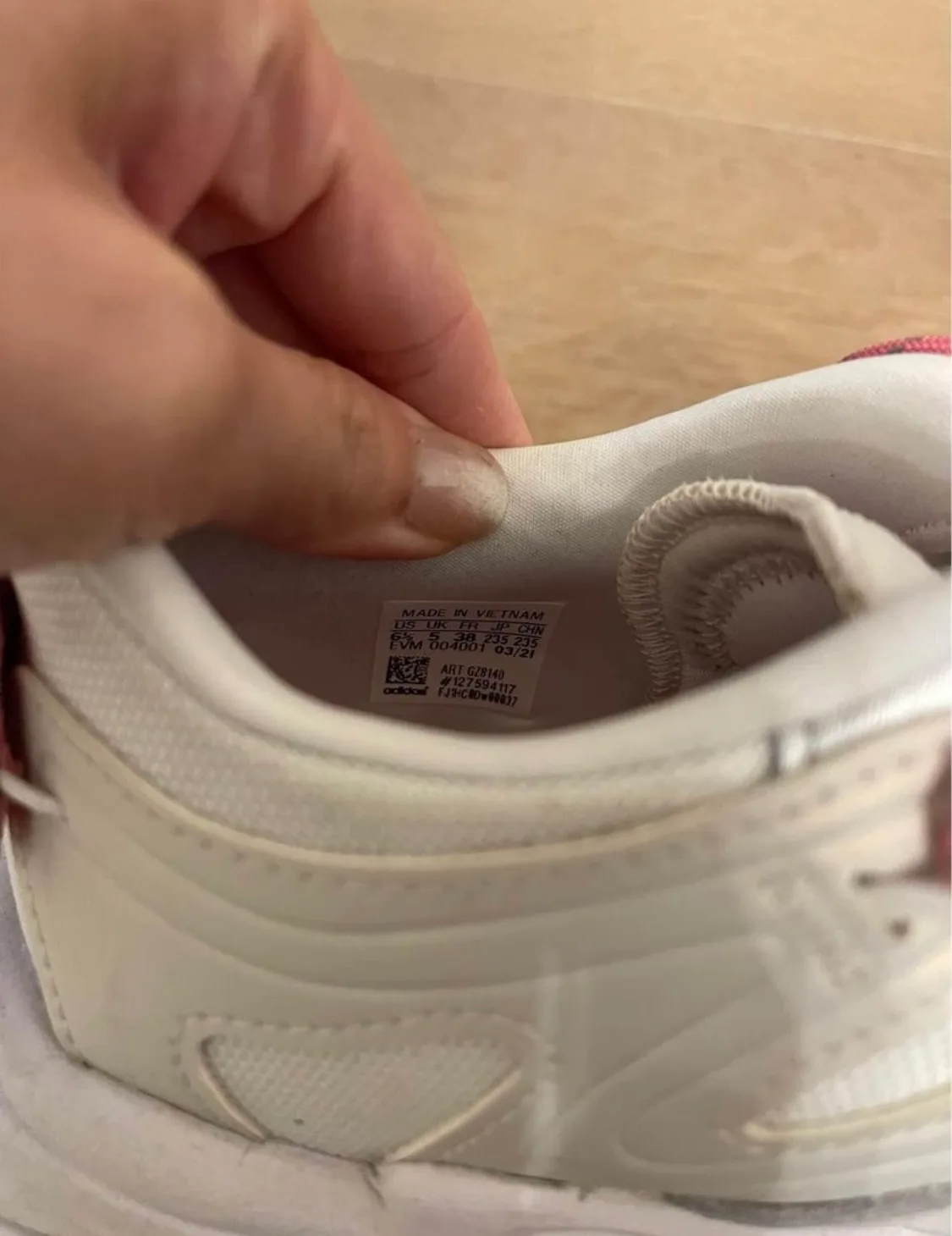 Adidas OZWEEGO sneaker image indicator(5)
