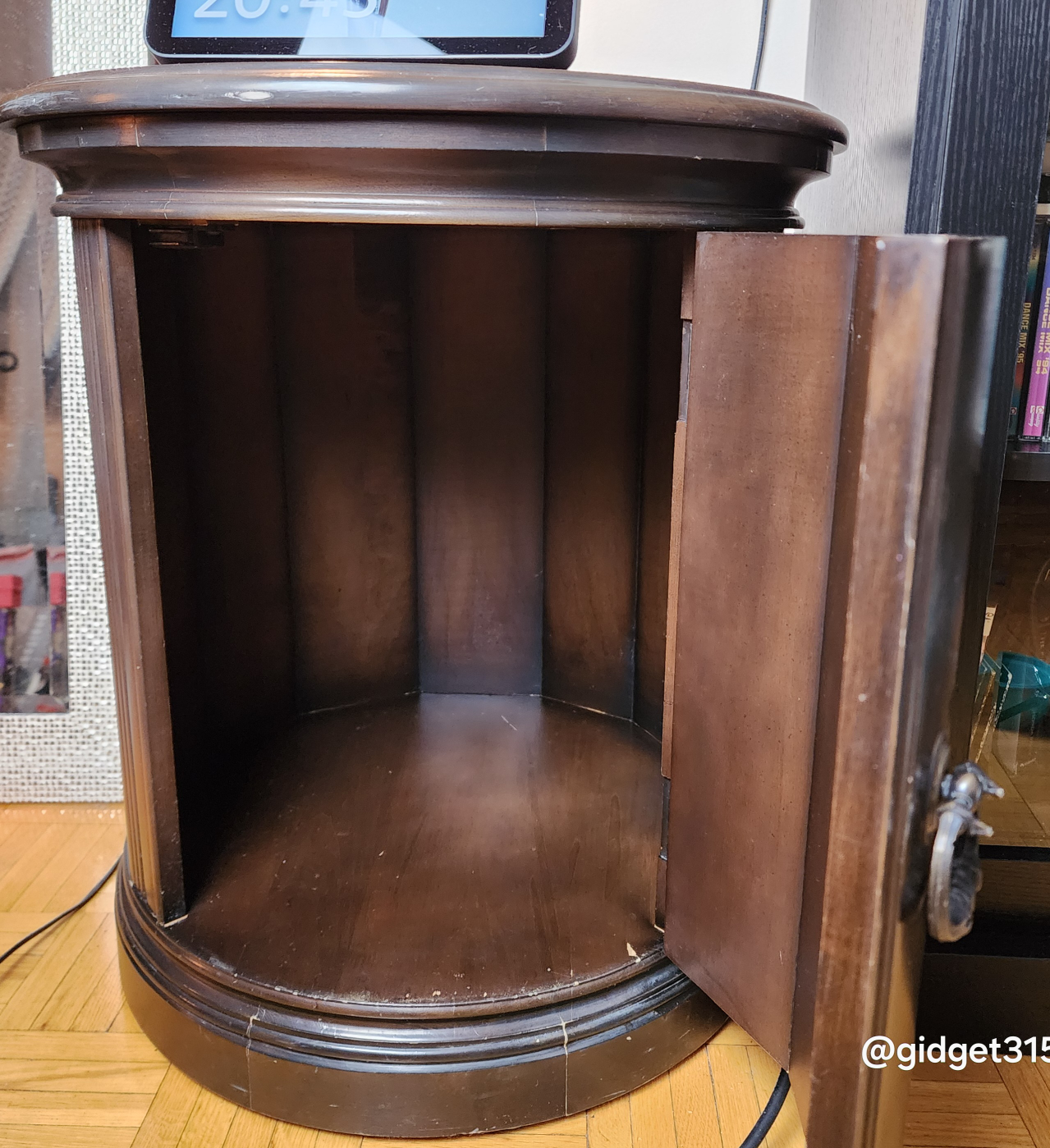 EUC ANTIQUE SOLID WOOD ROUND SIDE TABLE  WITH STORAGE - photo 4