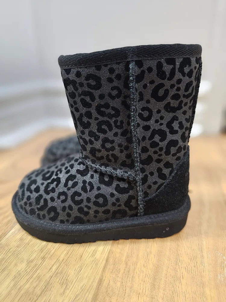 UGG Kids' Classic Short Boots - Size 7 image indicator(2)