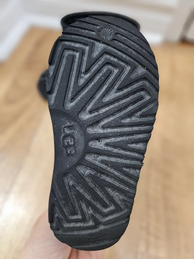 UGG Kids' Classic Short Boots - Size 7 image indicator(3)