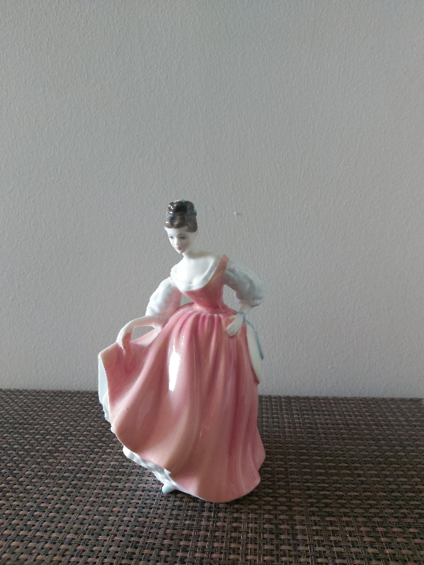 Royal Doulton Figurine - Fair Lady (Coral Pink) - photo 2