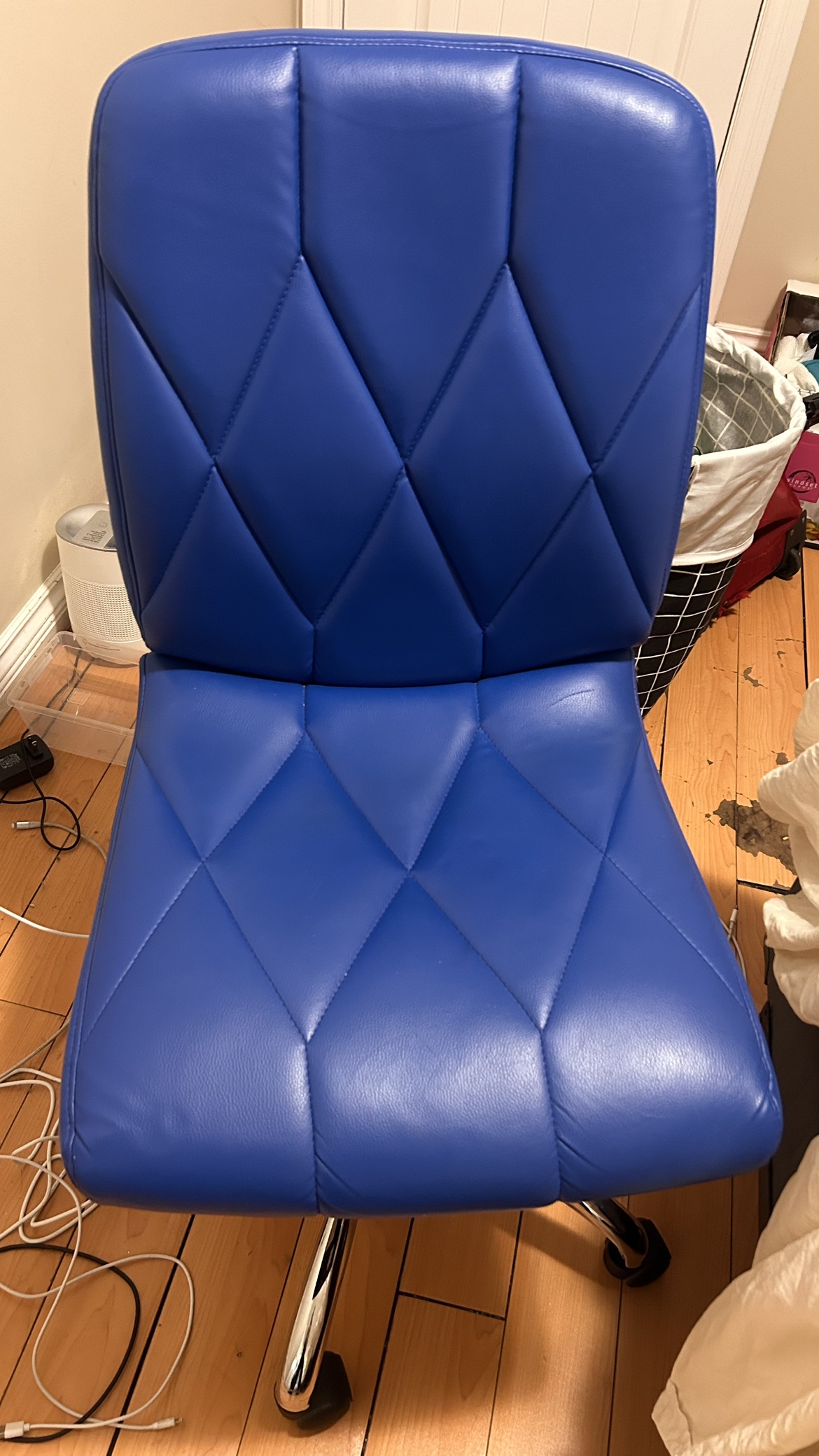 Blue office chair (comfy but stuck on the lowest level of heigh)