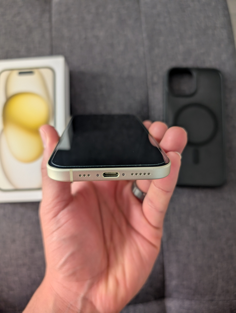 Apple iPhone 15 256GB Yellow - Like New! - photo 3