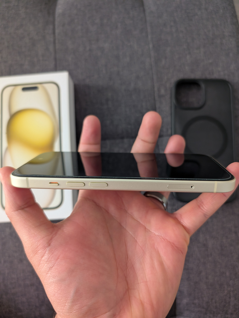 Apple iPhone 15 256GB Yellow - Like New! - photo 4