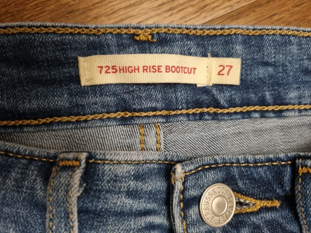 ❕️selling to best offer❕️Levi's 725 High Rise Bootcut Jeans image indicator(3)